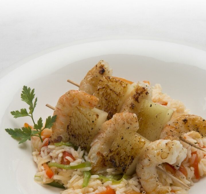 ARROZ TAILANDÉS CON BROCHETAS DE LANGOSTINOS Y MELÓN