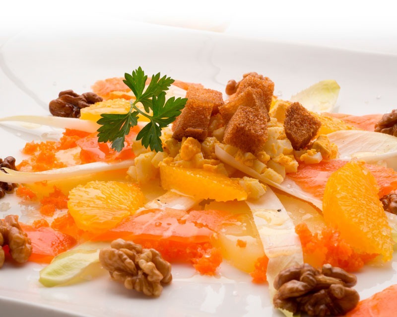 ENSALADA DE ENDIBIAS Y TRUCHA AHUMADA