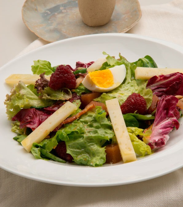ENSALADA CON QUESO Y MEMBRILLO