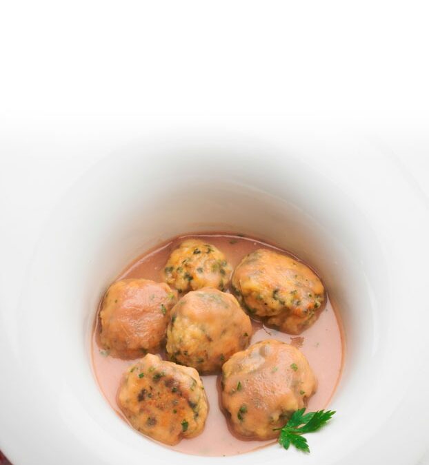 ALBÓNDIGAS DE ACELGA Y POLLO CON SALSA DE PERA Y CEBOLLETA