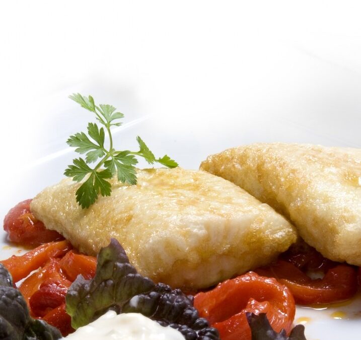 PESCADILLA REBOZADA CON MORRONES Y SALSA TÁRTARA