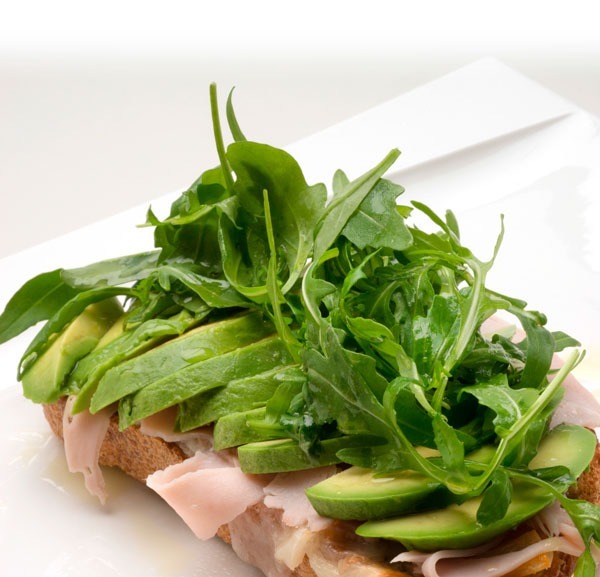 TOSTAS DE PAVO, AGUACATE Y QUESO DE CABRA