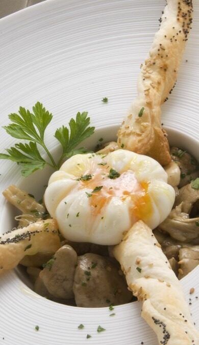 HUEVO FLOR CON SETAS DE PRIMAVERA Y LAZOS DE HOJALDRE