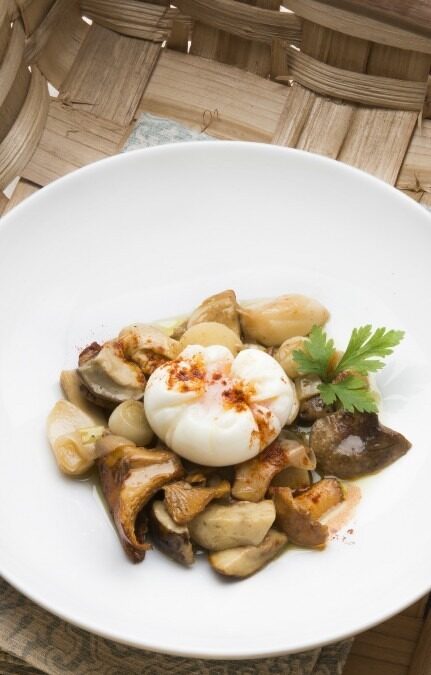 HUEVOS FLOR CON SETAS EN ESCABECHE