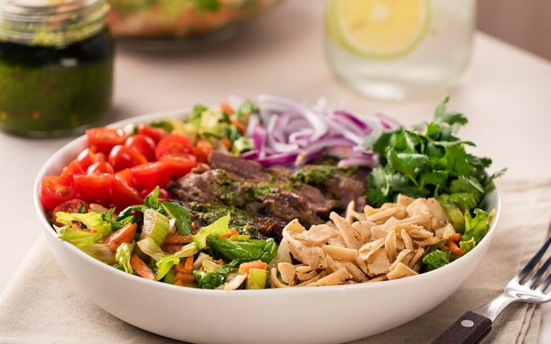 ENSALADA CON ARRACHERA Y CHIMICHURRI DE ESPINACA